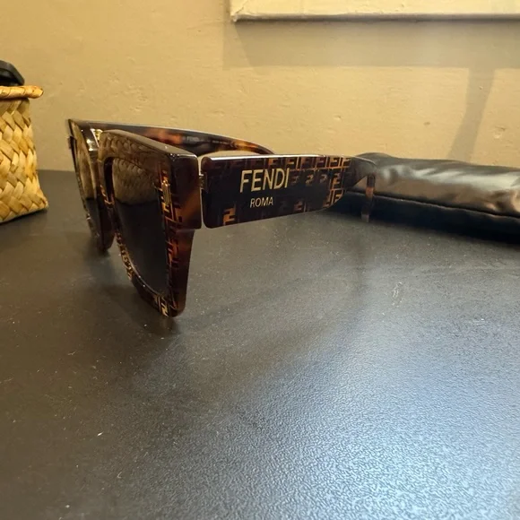 Fendi FE40101 Oversized Square Sunglasses – FF Monogram  display picture 2